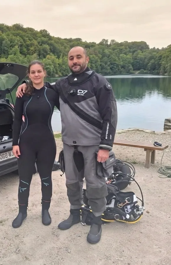Capucine et Lau en combinaison avant une plongée de formation PADI Deep Diver et Nitrox en carrière