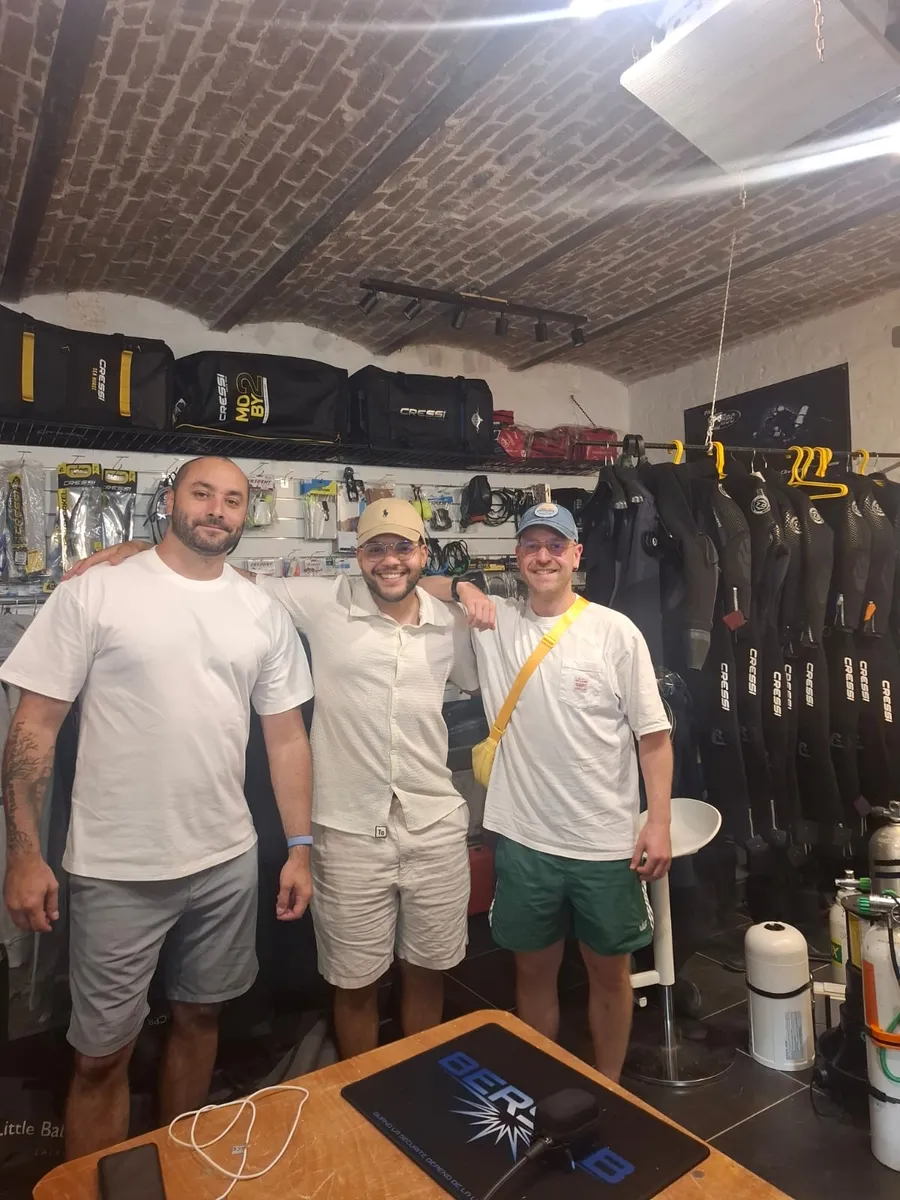 Loic et Elias avec Lau au dive shop après leur formation PADI Rescue Diver et EFR