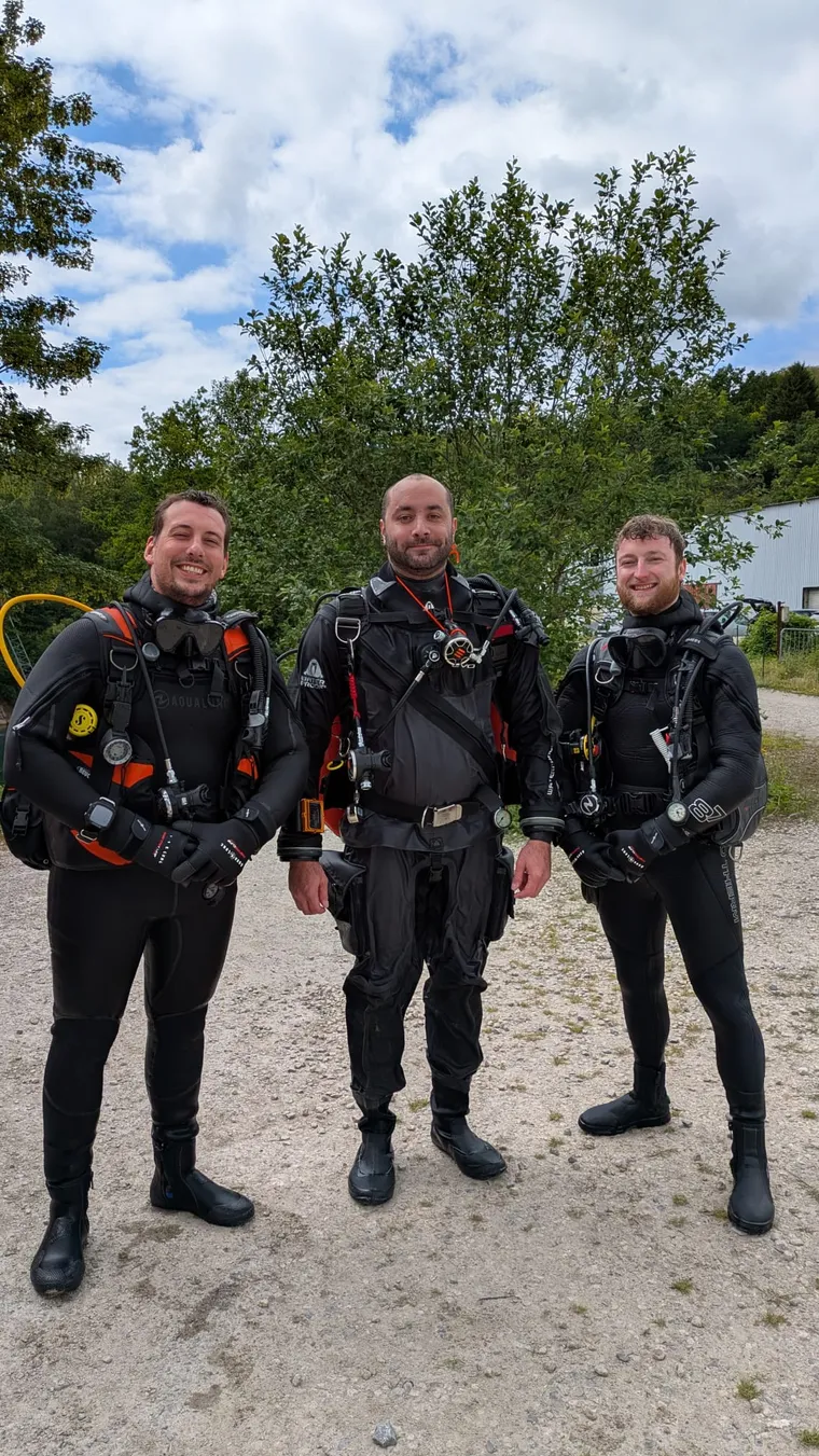 Logan et Mathieu en combinaison étanche après une plongée de formation PADI avec Lau