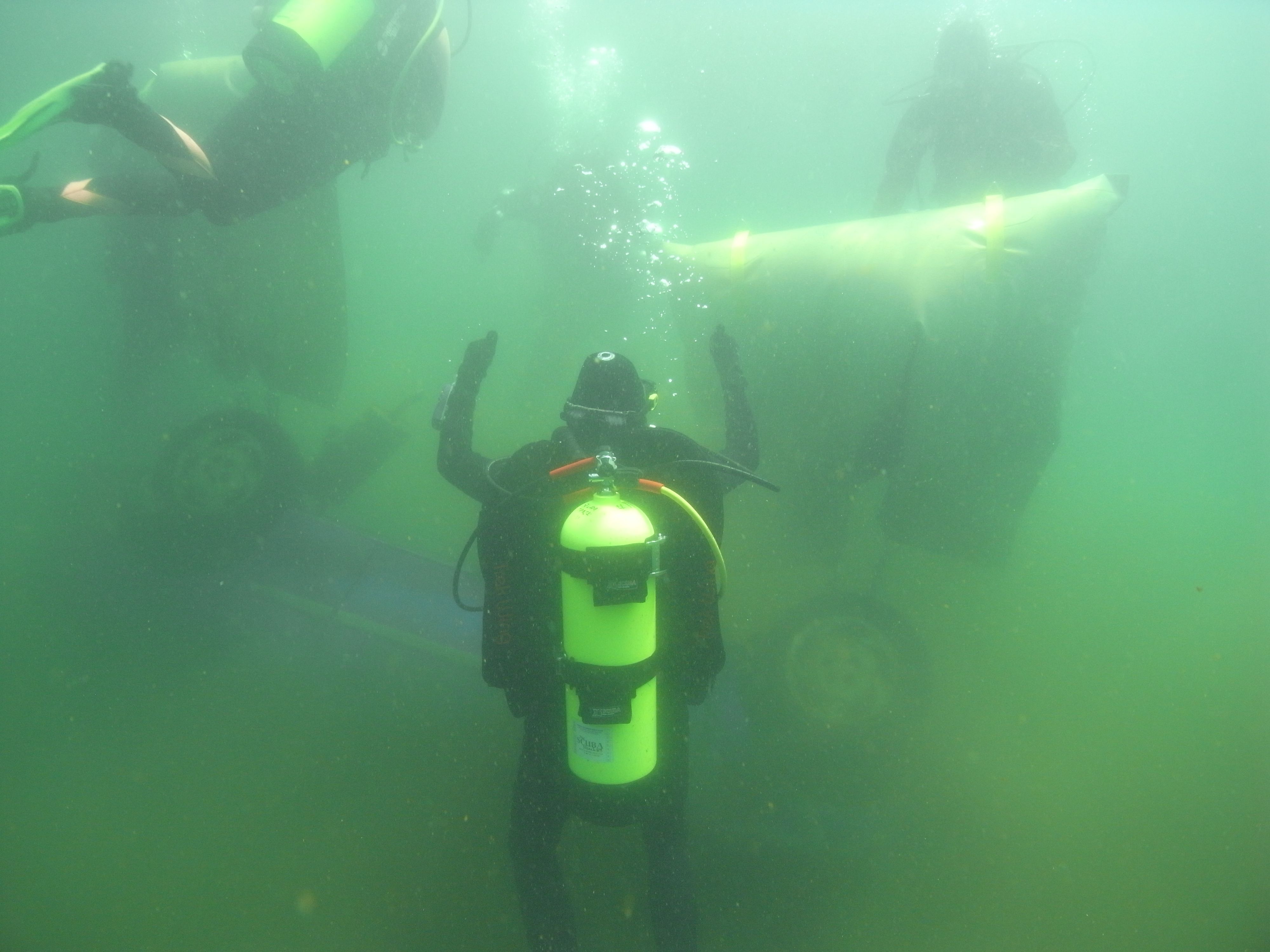 Plongeur explorant les eaux vertes d'une carriere en Belgique